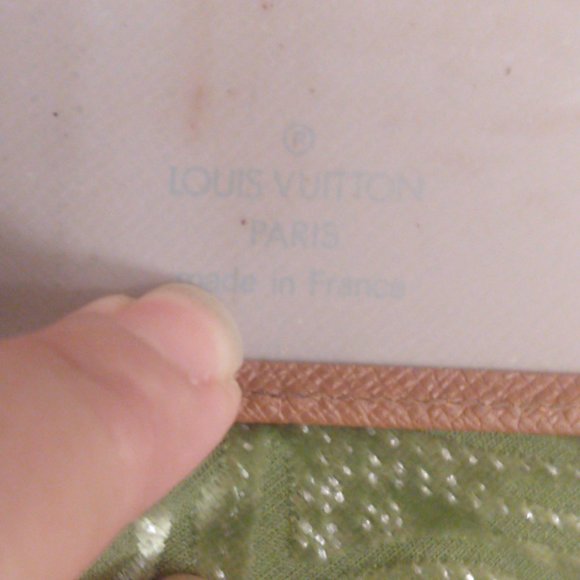Louis Vuitton Taiga ID Card Holder - Picture 9 of 10